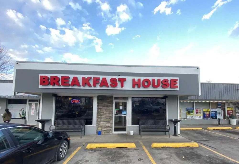 classic store front for Breakfast House in Cedar Rapids Iowa
