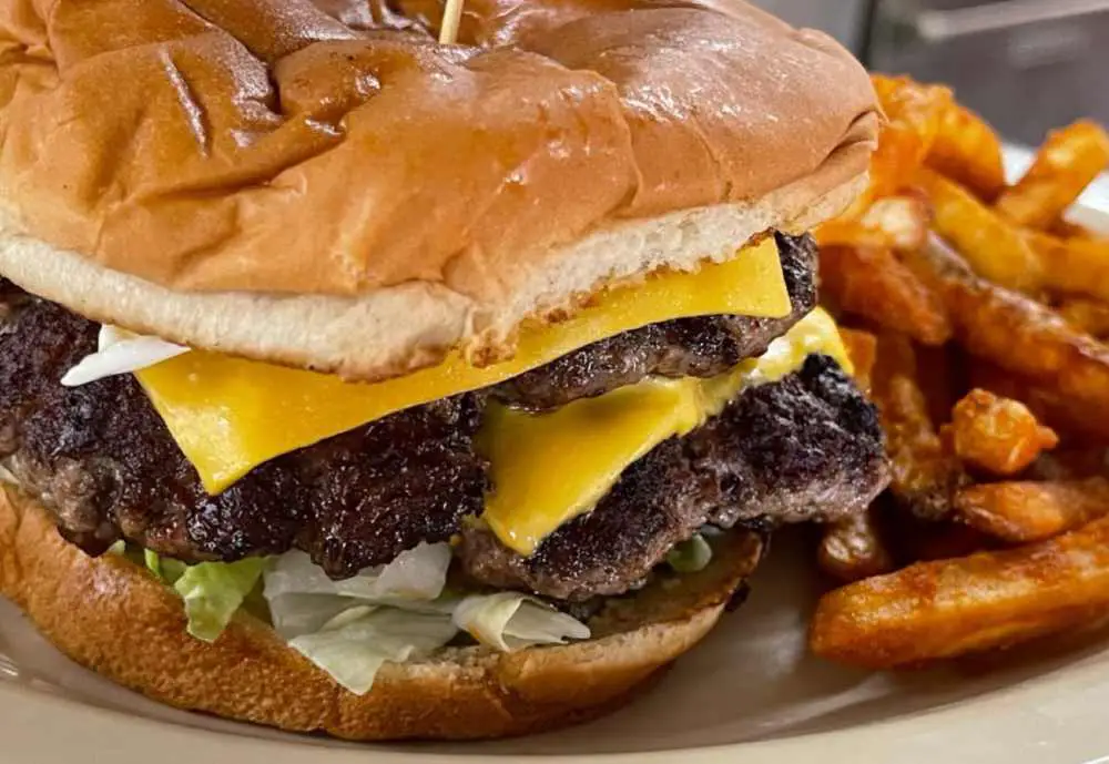 delicious cheeseburger at old tyme burger shoppe in Texarkana, Texas