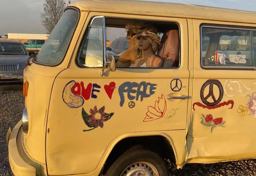 mannequins in a VW bus at shark beach burgers in Amarillo, texas