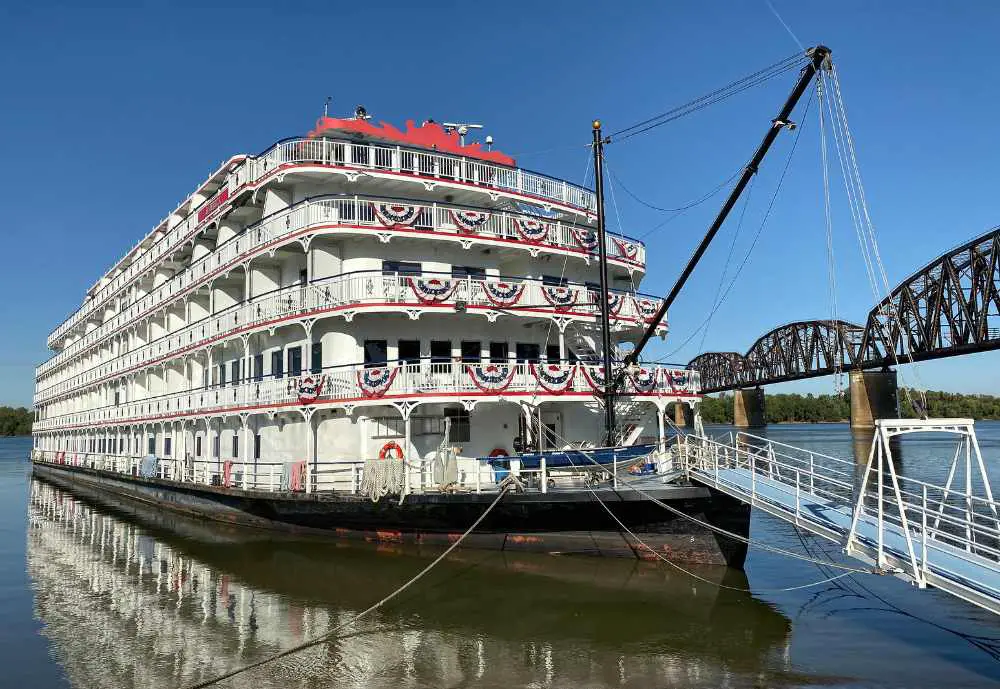 A huge steamboat in the Mississippi River in Mississipp