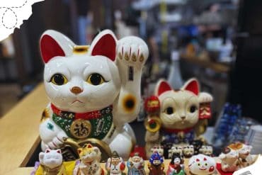 Lucky cat and Japanese cultural figurines for travel-themed souvenirs, showcasing traditional Japanese luck charms and decorative collectibles for travelers and collectors.