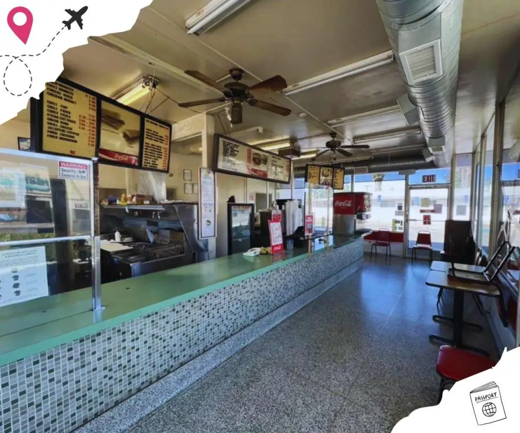 inside mom's ol fashion burgers in Fresno california