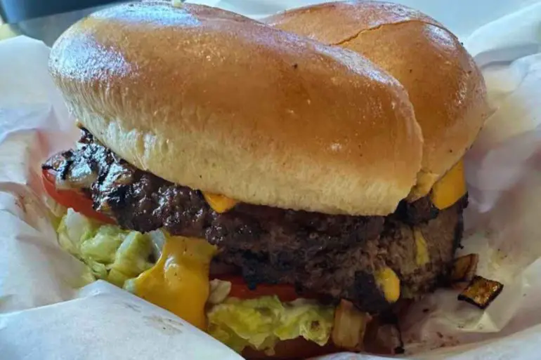 a huge burger at roscoe's burger inn in El Paso texas