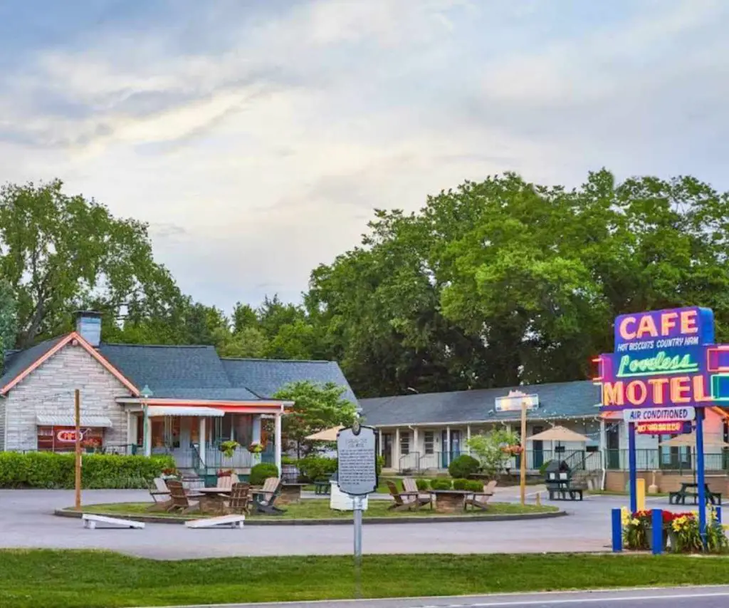 outside shot of the loveless cafe in Nashville tennessee