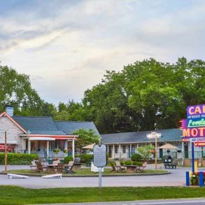 outside shot of the loveless cafe in Nashville tennessee