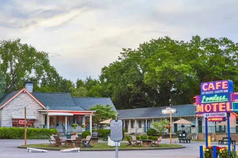 outside shot of the loveless cafe in Nashville tennessee