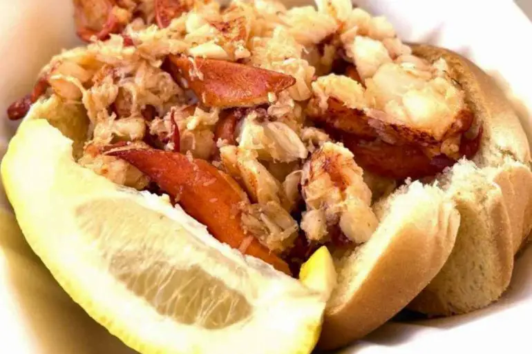 famous lobster roll at stowe's seafood in West Haven connecticut