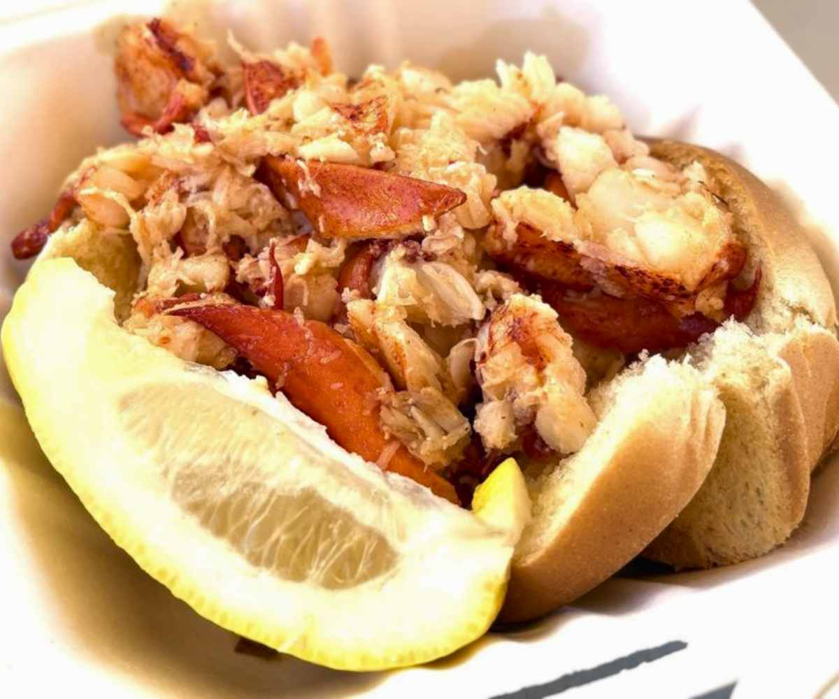 famous lobster roll at stowe's seafood in West Haven connecticut
