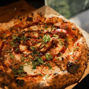 delicious and hot pizza out of the wood fired oven at deserto pizzeria in El Paso texas