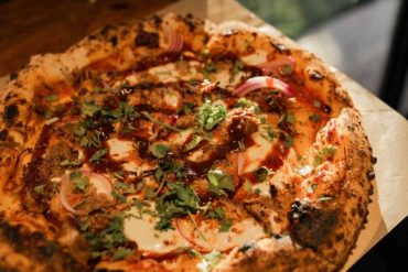 delicious and hot pizza out of the wood fired oven at deserto pizzeria in El Paso texas