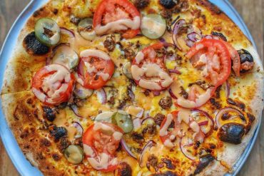 amazing pizza at dutch's brewhouse in long beach california