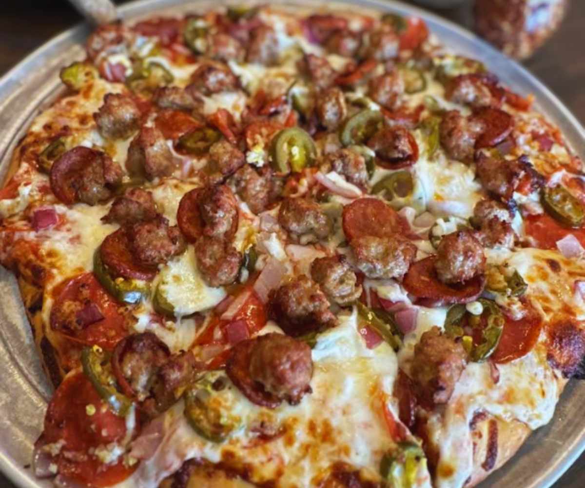 delicious pizza at fat Mike's pizza in elk Grove ca