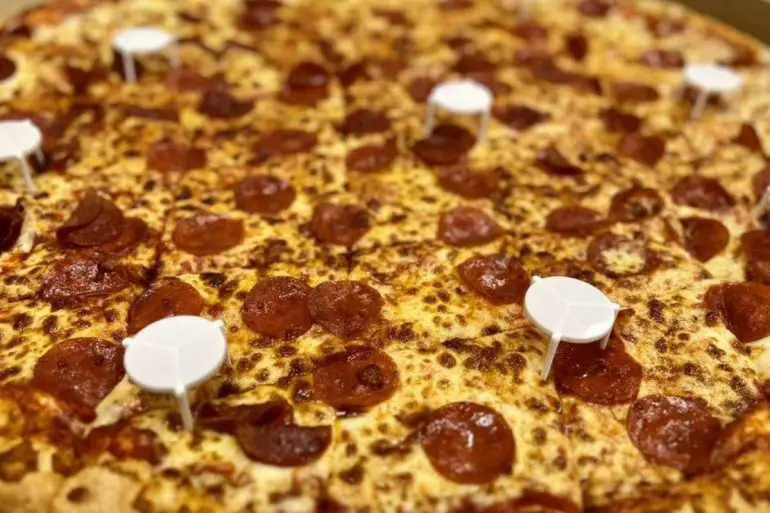 pepperoni pizza at big t's pizza in Rialto california