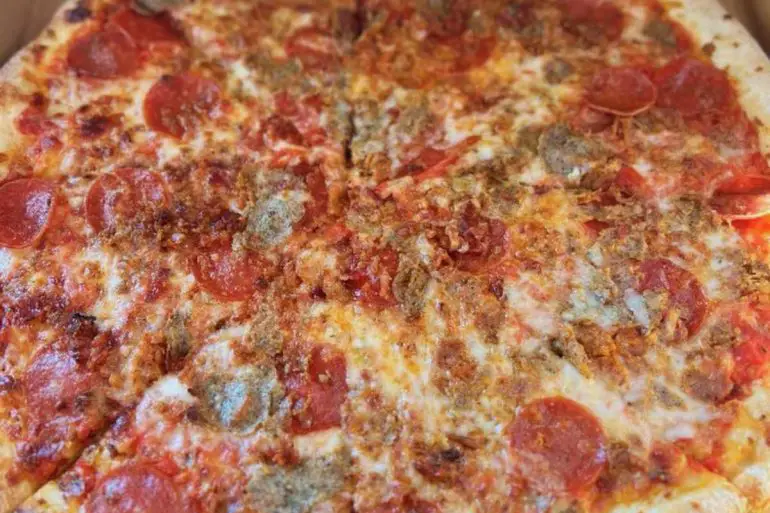 combo pizza at casa della Luce in Westerly RI