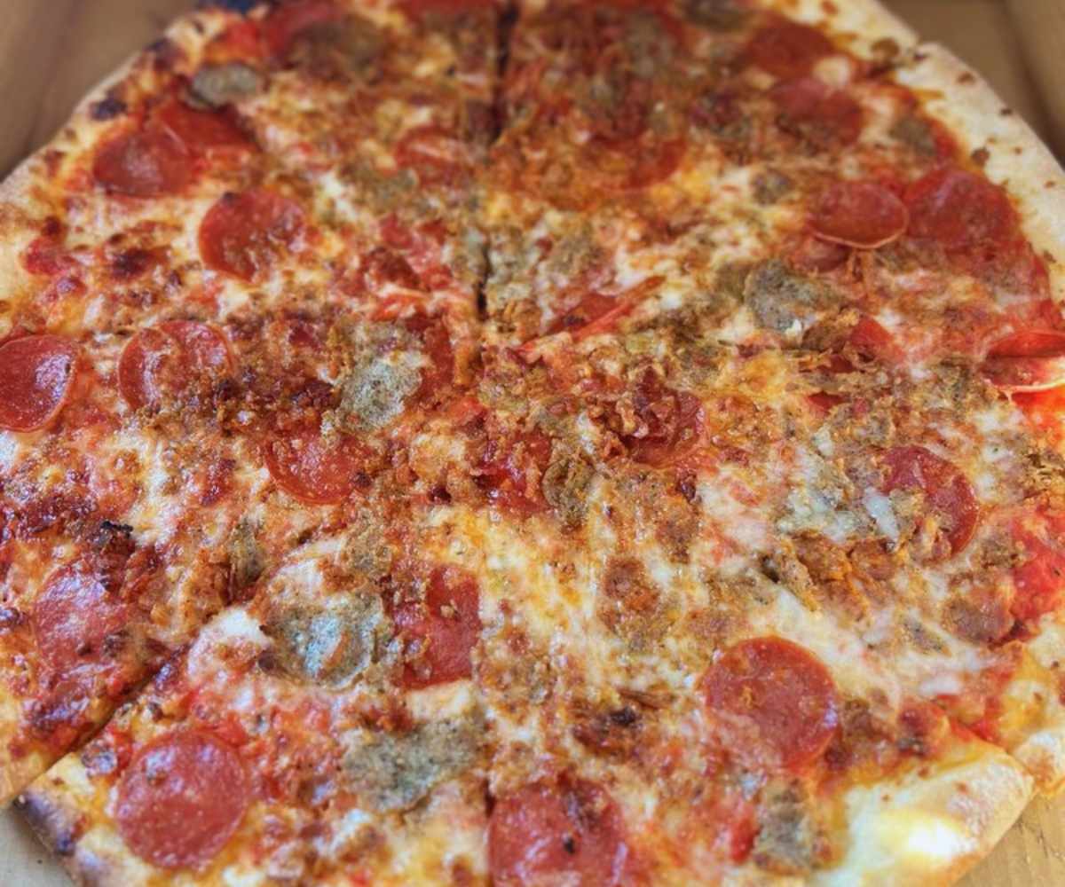 combo pizza at casa della Luce in Westerly RI