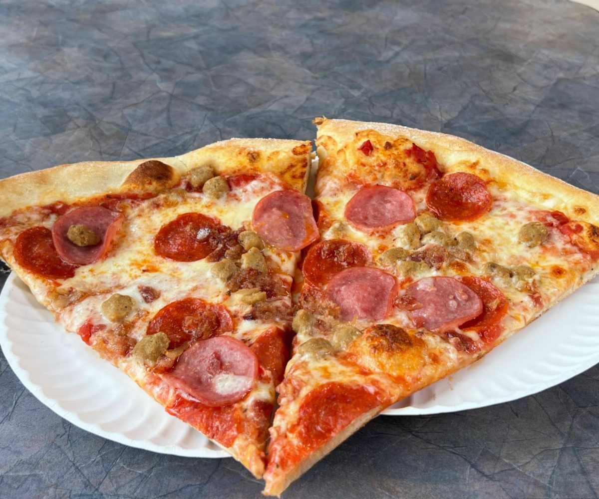 pizza at Minchellos pizzeria in Lewisville texas