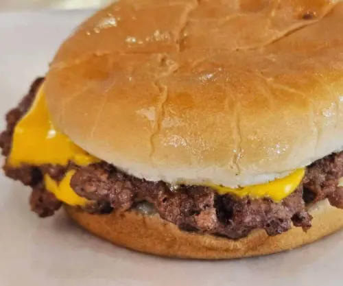 delicious juicy hamburger at bills hamburgers in Amory mississippi