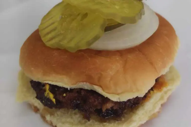 hamburger at dovie's in tompkinsville, kentucky