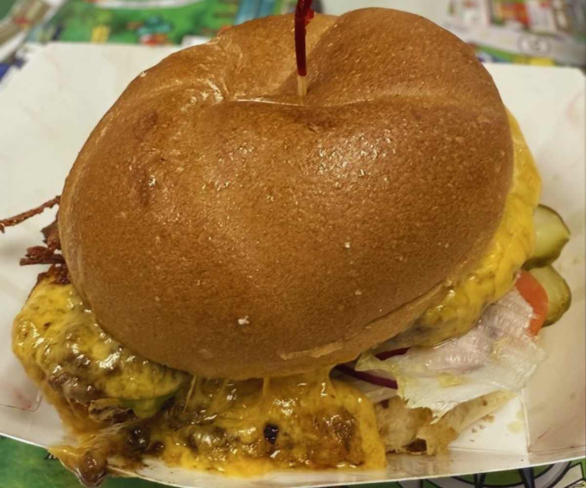 burger at Squeeze inn in Stockton missouri
