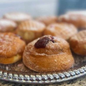 powdered donuts at frangelli's bakery & donuts in Philadelphia pa
