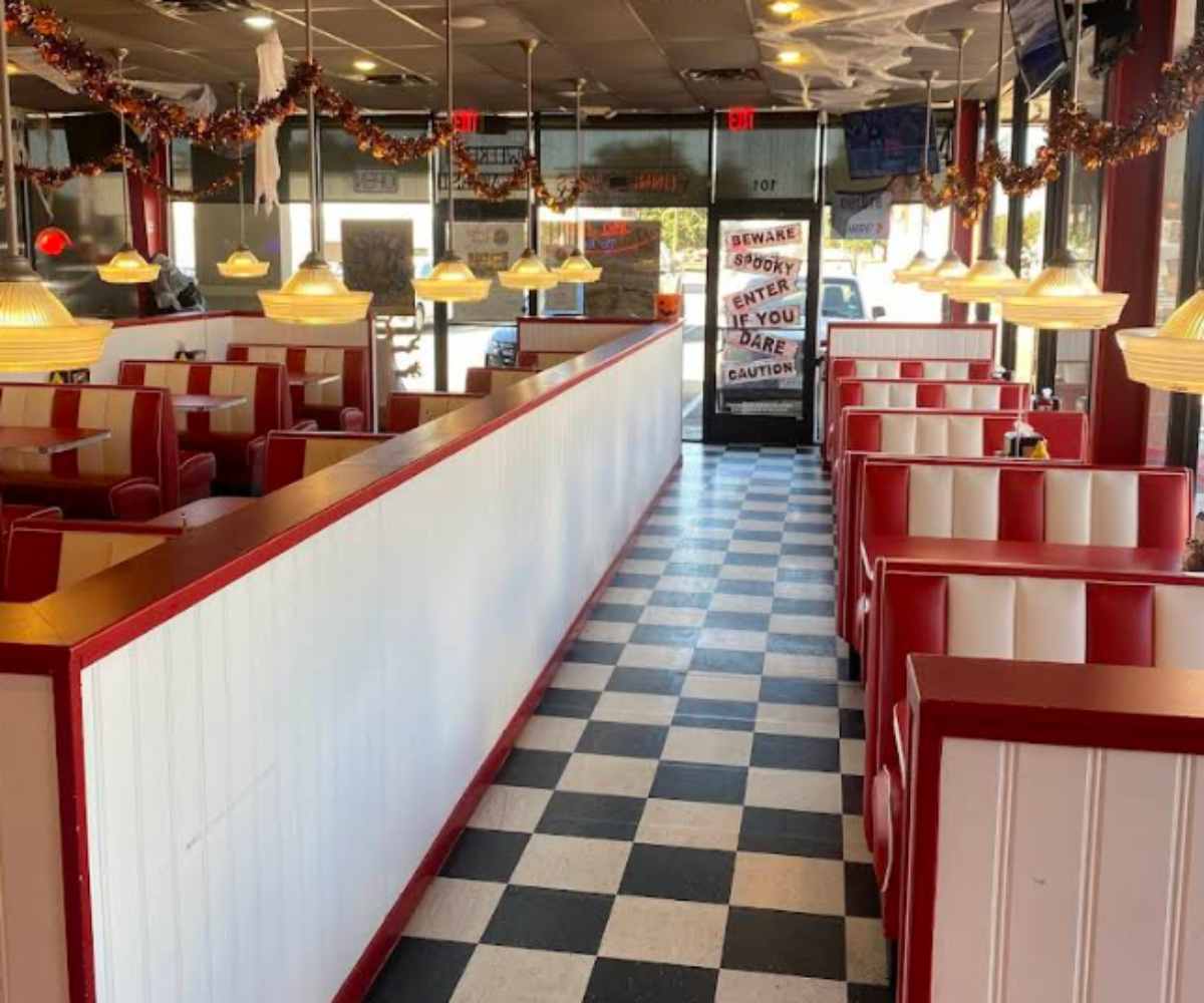 interior TMG Burger Grill