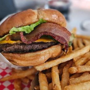 bacon cheeseburger at the neighborhood scoop in Pasadena texas