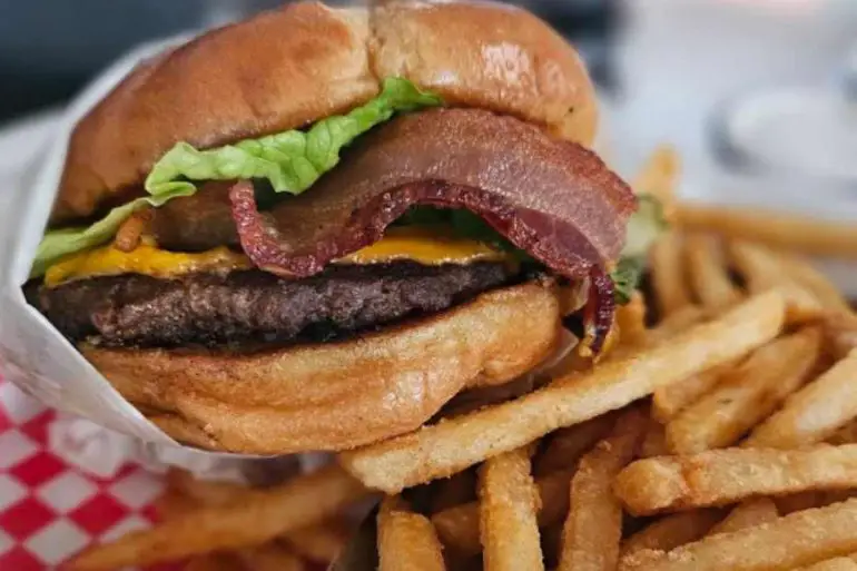 bacon cheeseburger at the neighborhood scoop in Pasadena texas