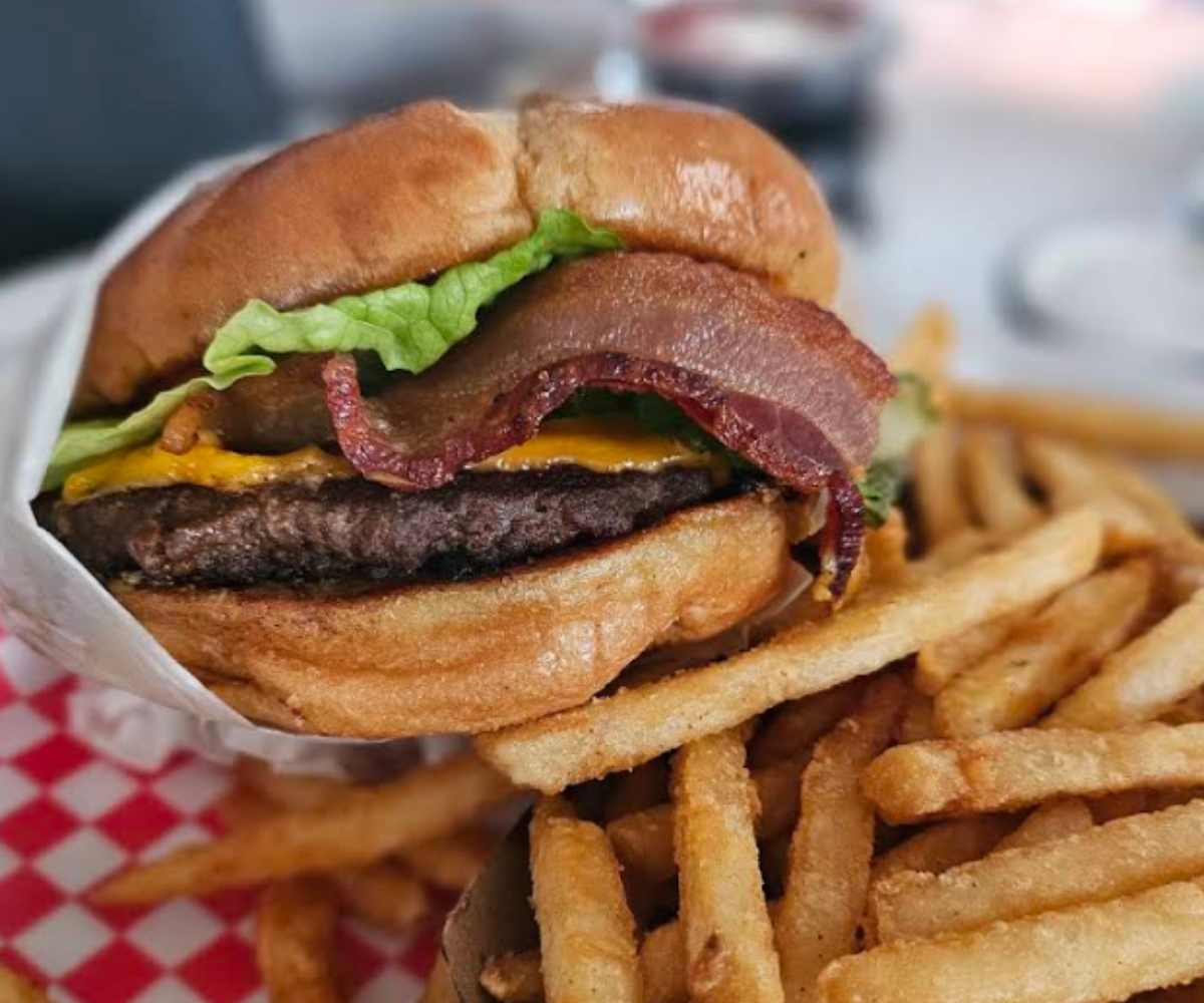 bacon cheeseburger at the neighborhood scoop in Pasadena texas