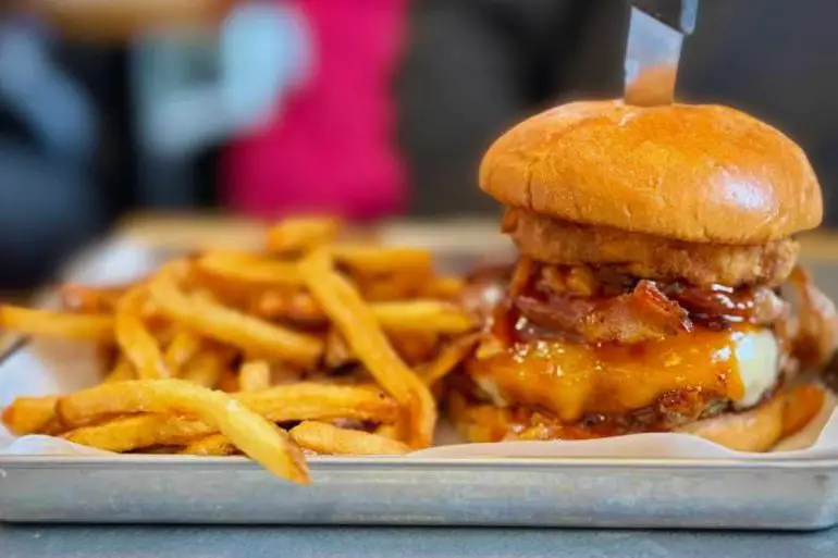 cheeseburger at scottie b's burgers in Chattanooga tennessee