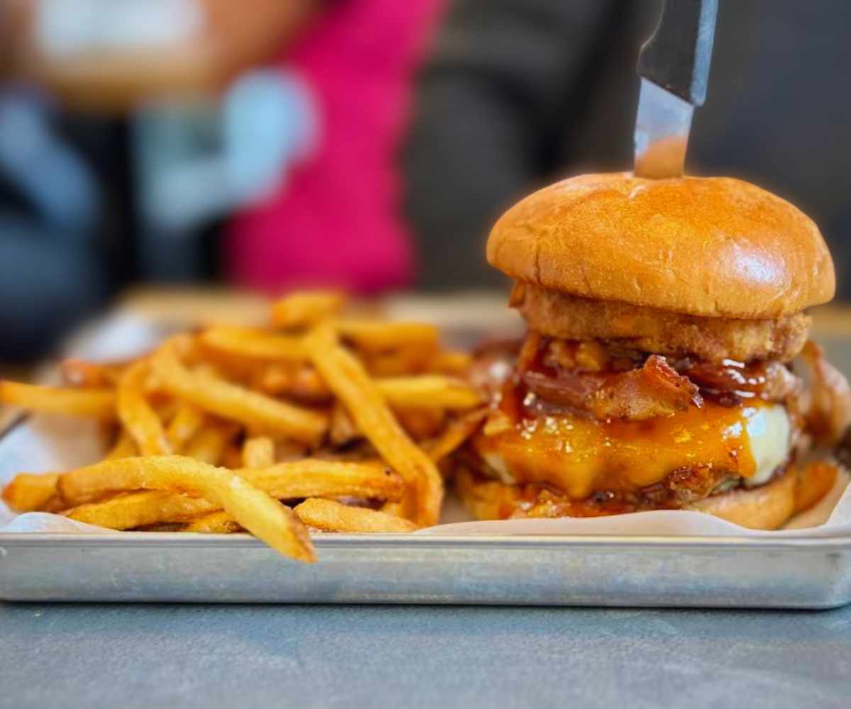 cheeseburger at scottie b's burgers in Chattanooga tennessee