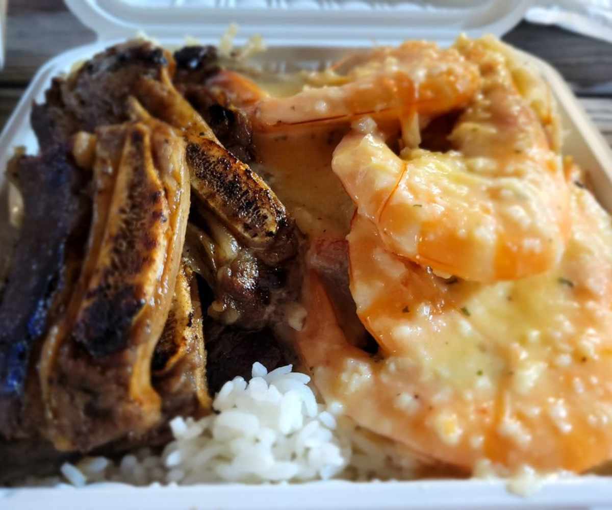 kalbi and shrimp at Trydis BBQ in Honolulu hawaii
