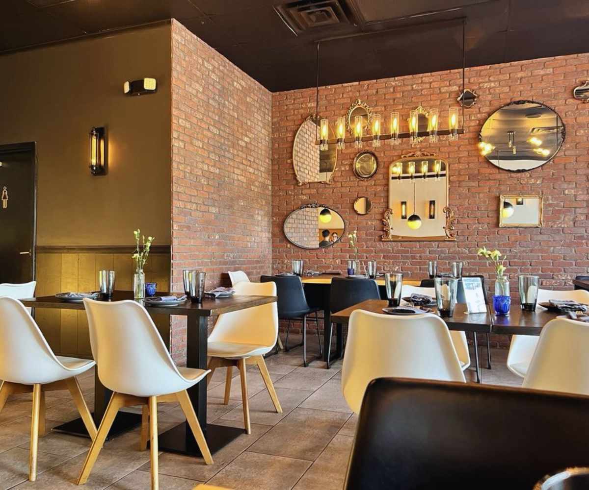 interior of rustic 21 bistro in Jacksonville florida