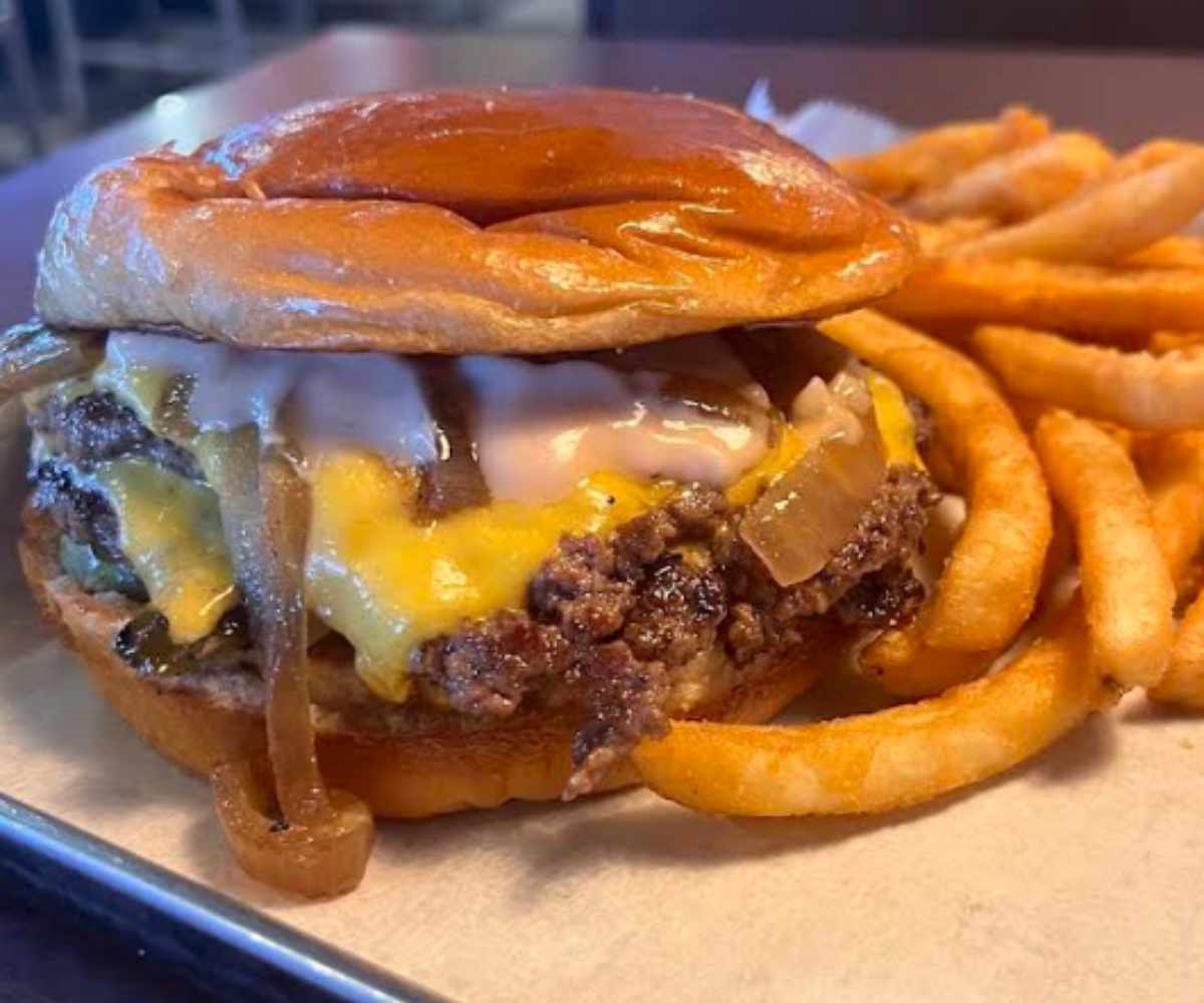 cheeseburger at DO Shaggy's in St. Charles MO