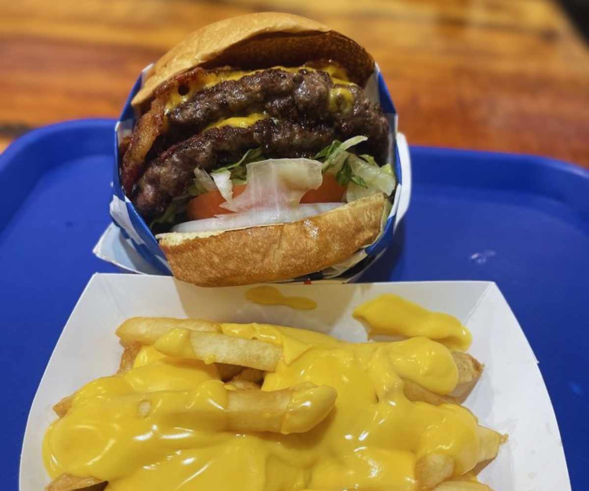 farmhouse burger at Farmers Table in Newport news virginia