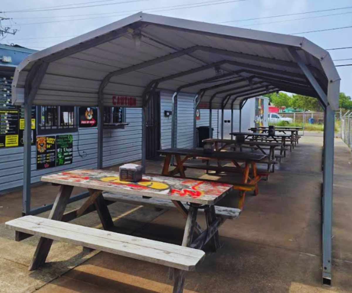outside seating at El vago burger in corpus christi texas