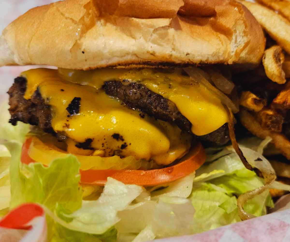 cheeseburger at stevieboy burgers in Galt ca