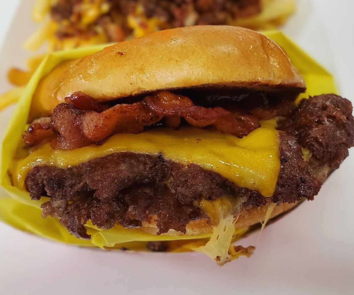 sizzle burger at sizzle shack burger in El cajon california