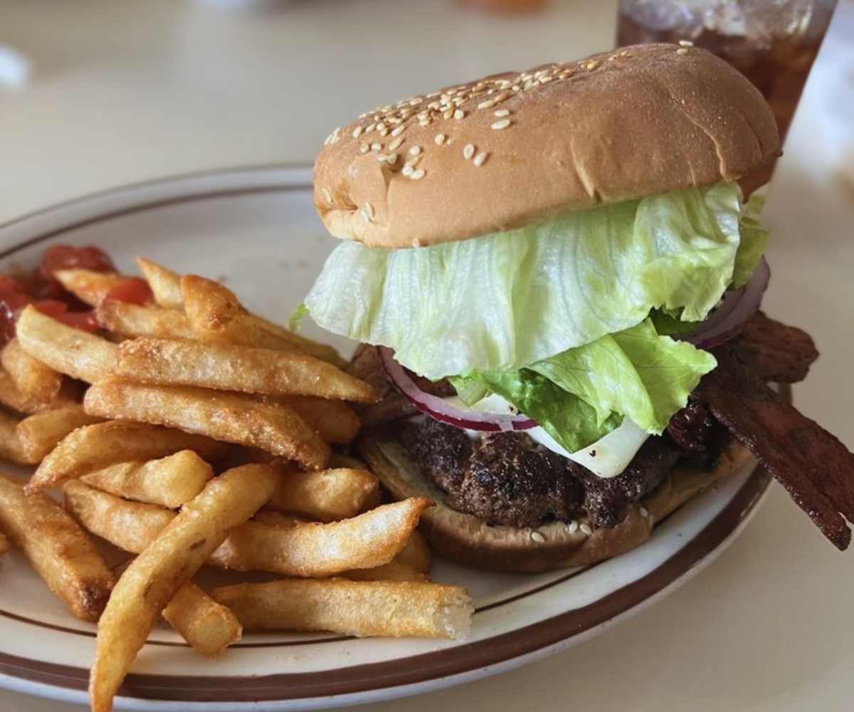 burger at dudley's oldtown in Salinas california