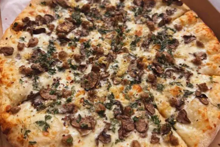 pizza at tarantino's pizzeria in Pasadena California