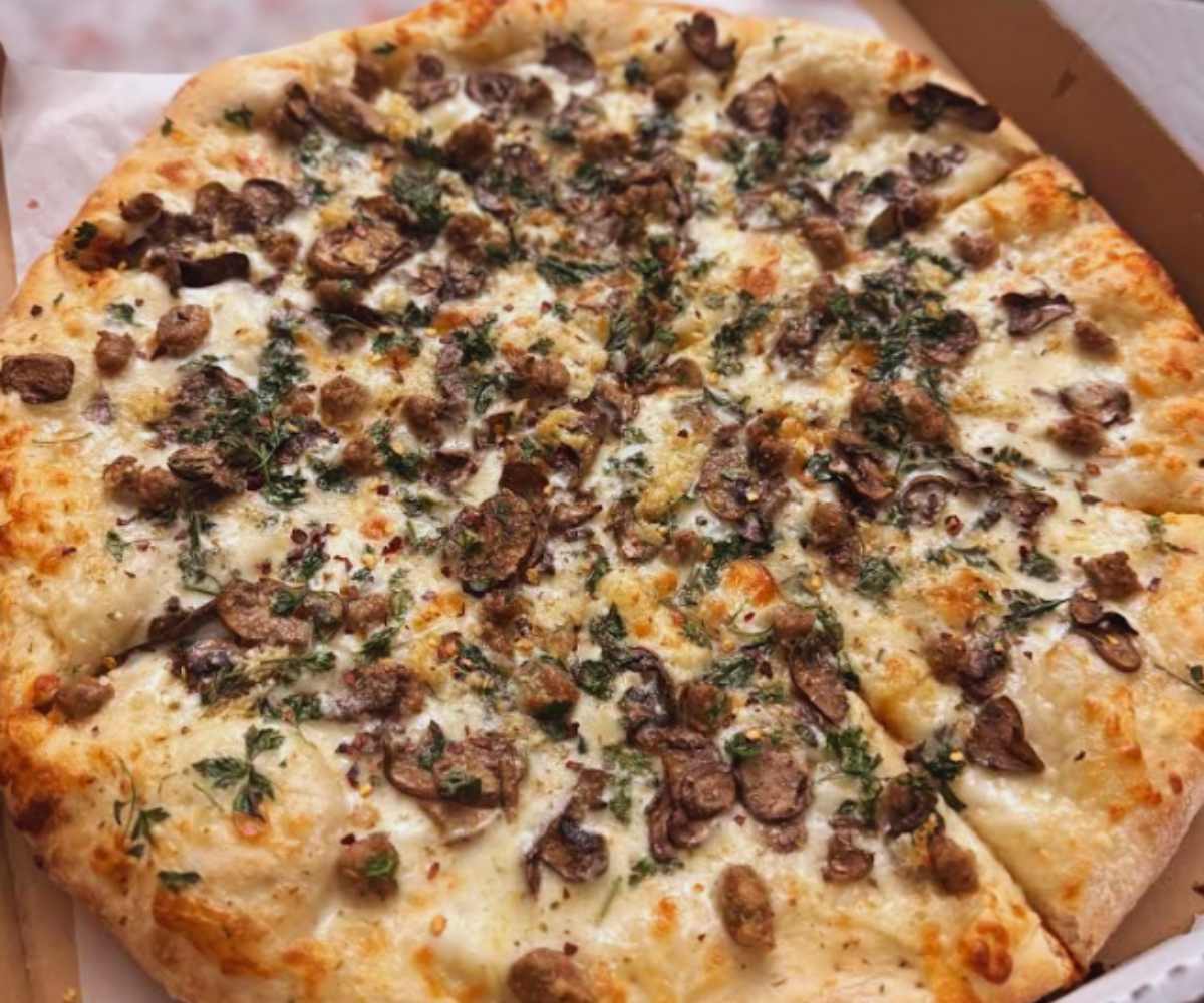 pizza at tarantino's pizzeria in Pasadena California