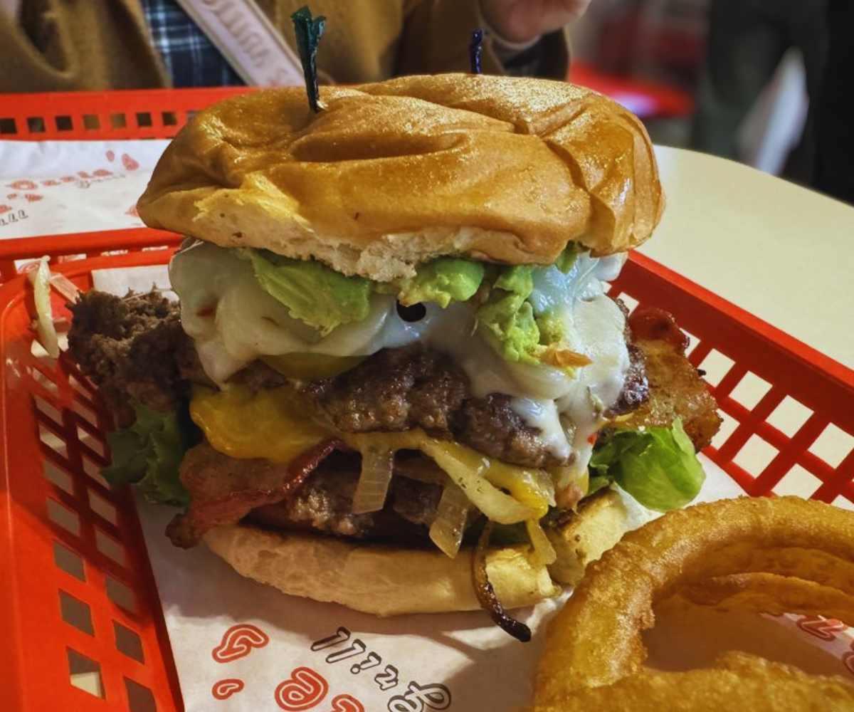 burger at ozzie's grill in santa Rosa california