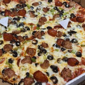 pizza at fat mike's pizza in elk Grove california