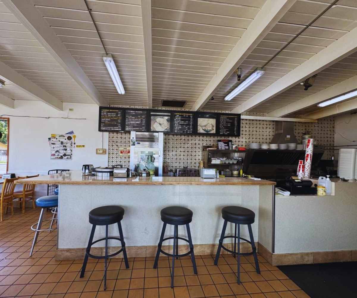 inside all star burgers in Newark Ca