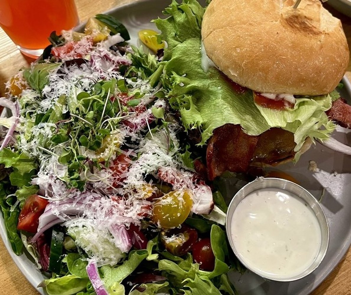 Backyard burger with side salad at Edna’s Market & Grille located in Lehi, UT.