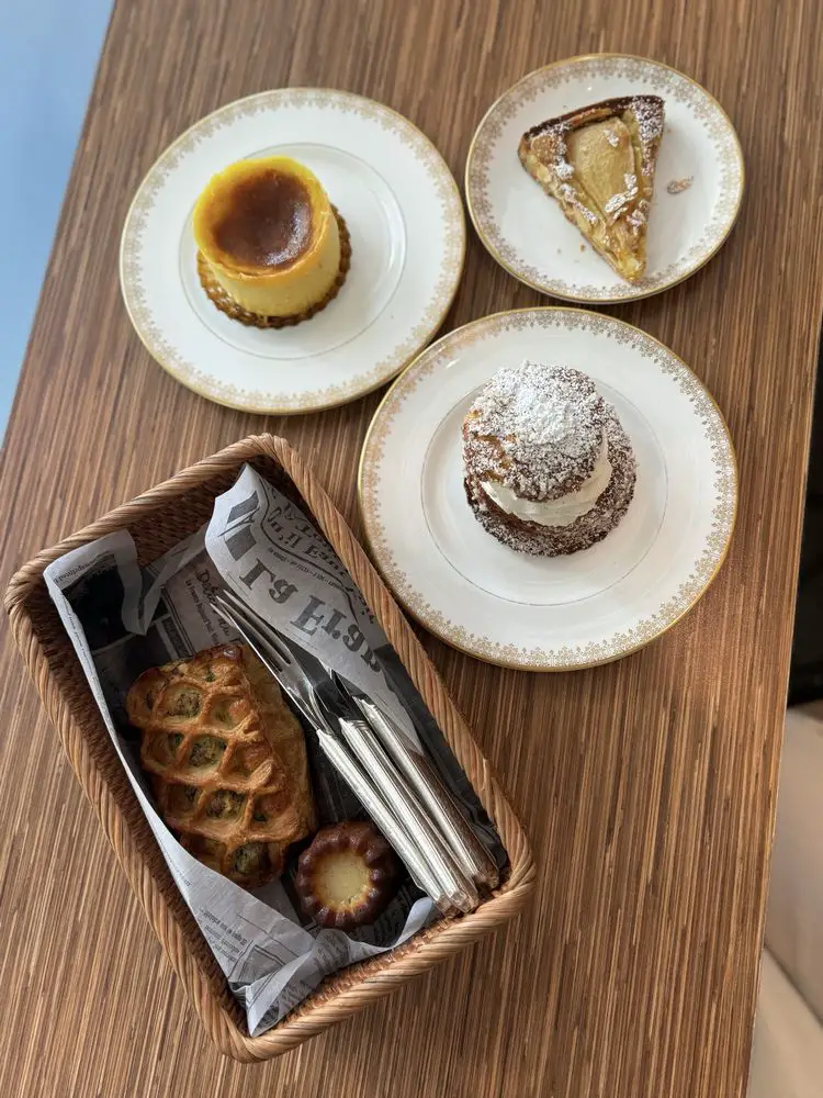 UN JE NE SAIS QUOI Cafe