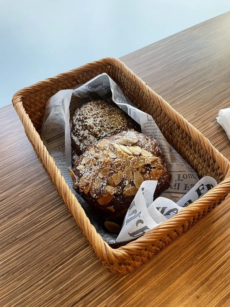 UN JE NE SAIS QUOI Cafe