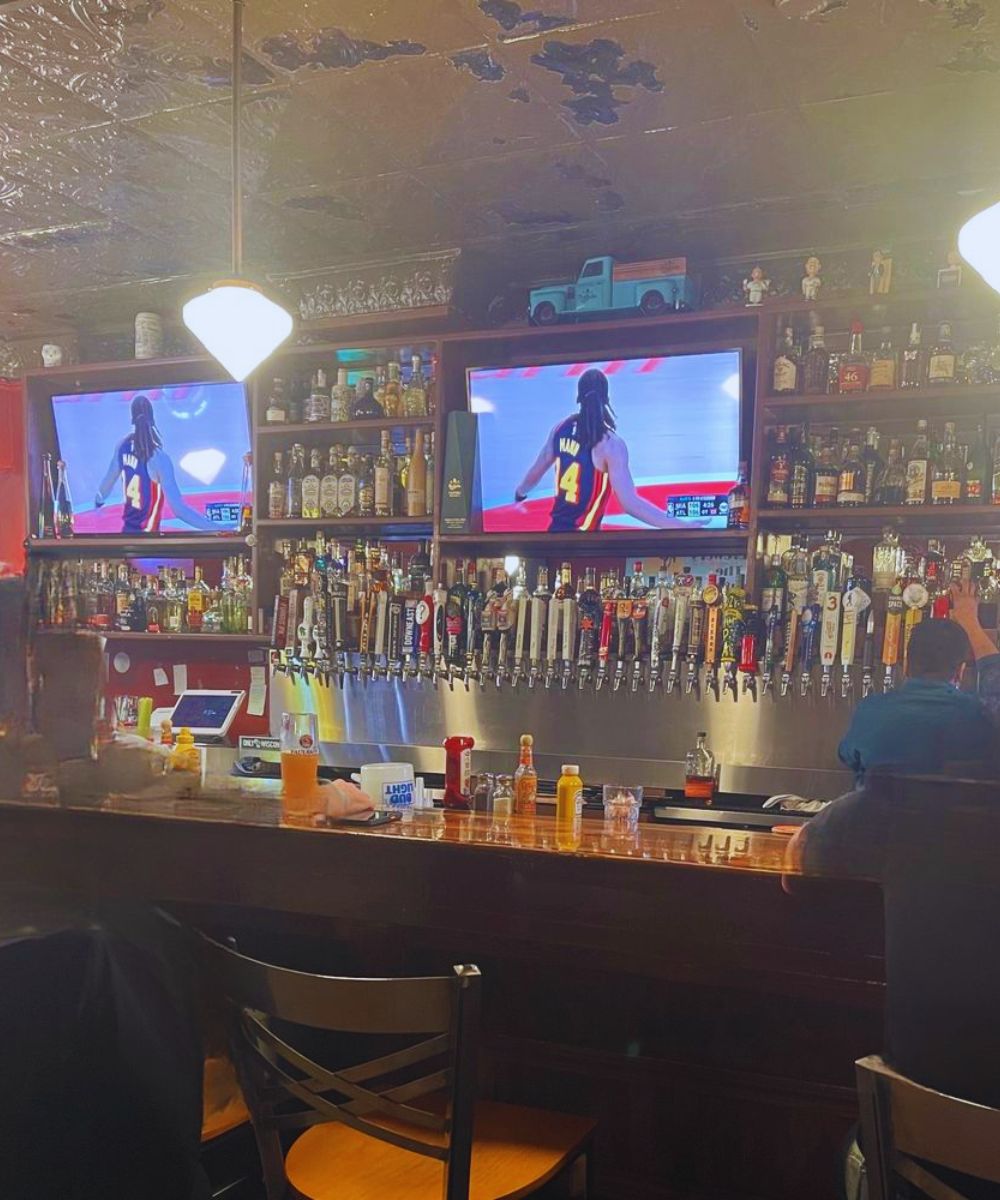 Interior at Oscar's Pub & Grill in Milwaukee, WI