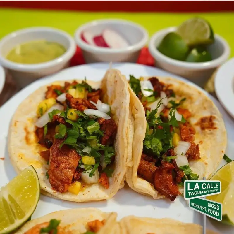 LA CALLE TAQUERIA Y CARNITAS Tacos