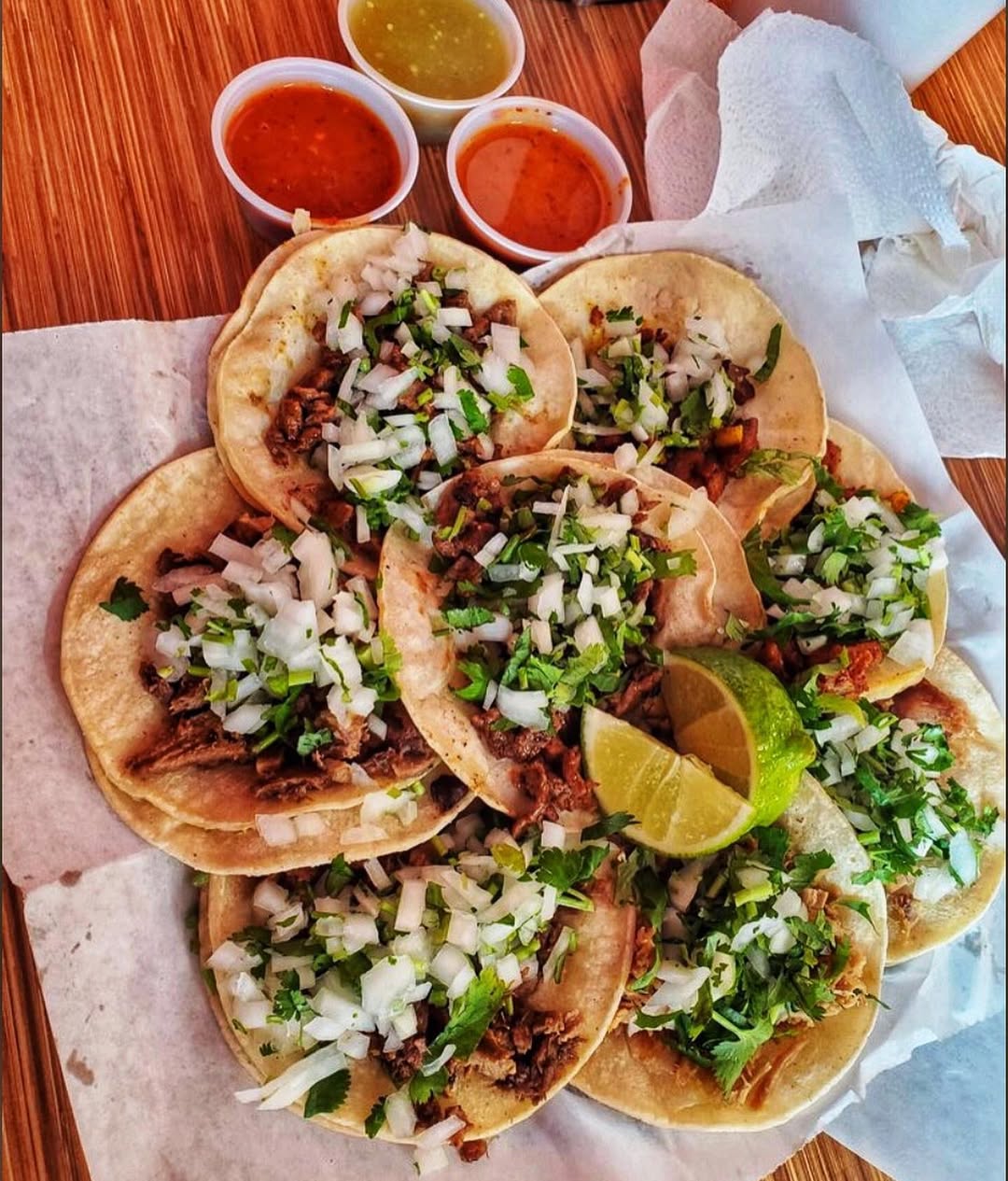 LA CALLE TAQUERIA Y CARNITAS Tacos