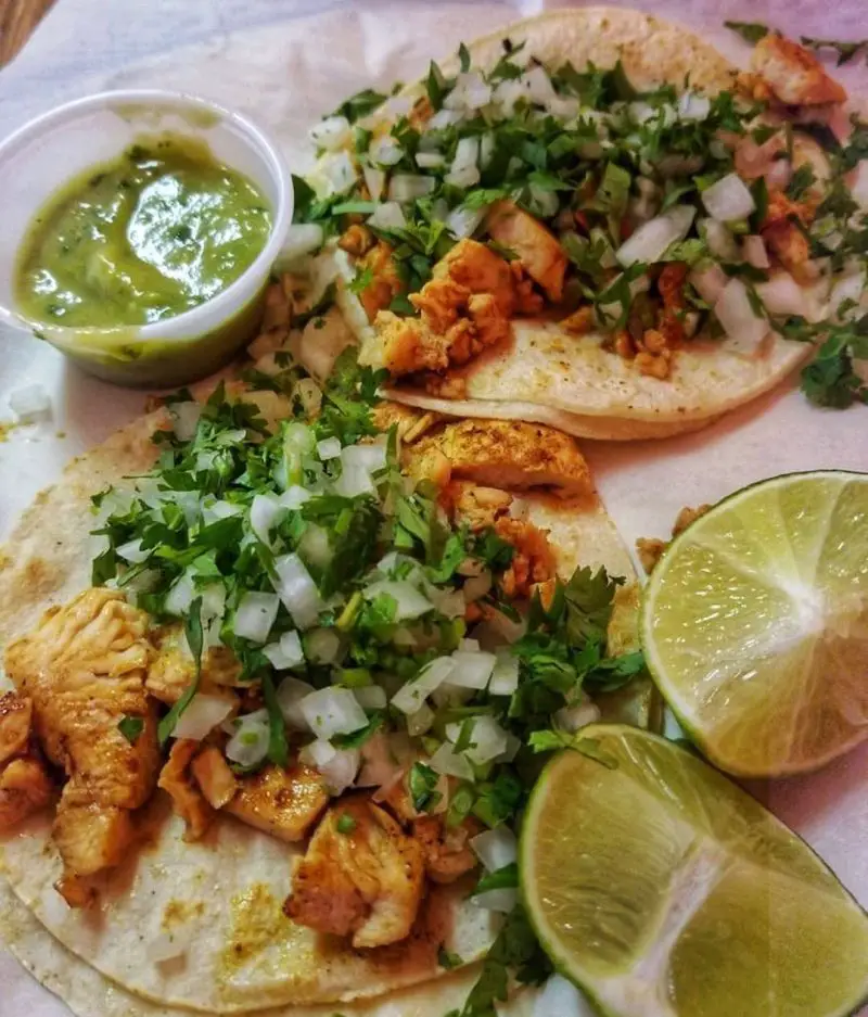 LA CALLE TAQUERIA Y CARNITAS Tacos